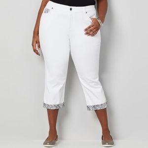 Avenue Ultimate Fit White Jean Snake Print Capri